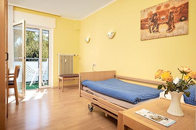 Schlafzimmer mit Krankenpflegebett