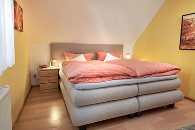 Schlafzimmer mit Doppelbett in Komforthöhe