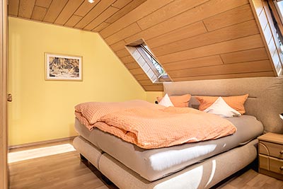 Schlafzimmer mit Doppelbett in Komforthöhe